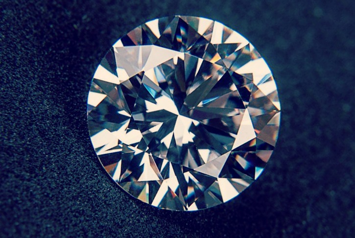 Faites appel à un bijoutier si vous ne vous sentez pas de nettoyer un diamant