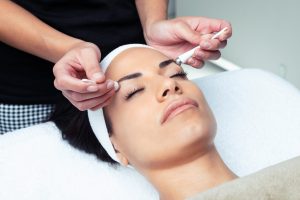 Massage du contour des yeux