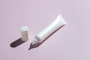 Tube de crème anti-cernes
