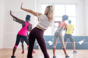Danseurs de zumba de dos