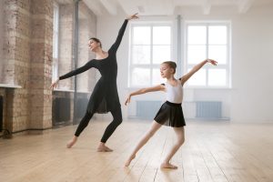 Une élève et sa professeure de danse classique