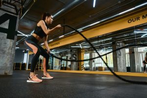 Jeune femme en plein exercice de cardio