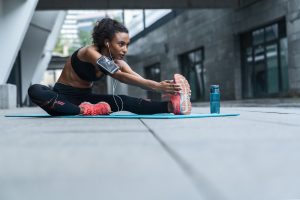 Femme qui fait des étirements après sa séance de sport