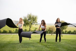 Trois jeune fille installant leur tapis de fitness