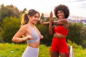 Deux amies qui s'étirent avant leur cours de fitness