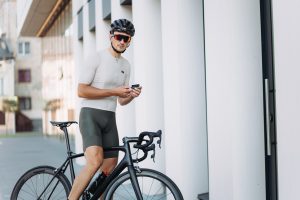 Homme sur un vélo de piste