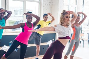 Groupe d'individus qui pratiquent la zumba dance