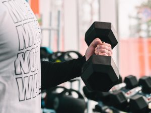 Homme faisant de la musculation