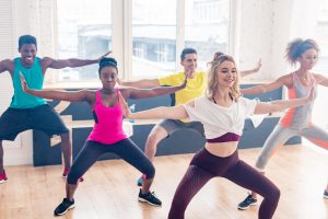 Groupe de personnes qui font de la zumba