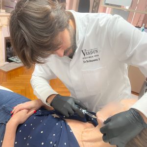 L'injection d'acide hyaluronique est un des traitements proposés dans ce type d'établissement