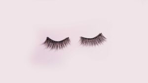 Faux cil sur fond rose