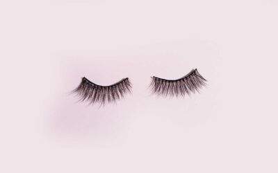 Astuces pour un maquillage longue tenue : Les produits waterproof et les techniques pour une tenue impeccable toute la journée avec Maybelline, Urban Decay, etc.