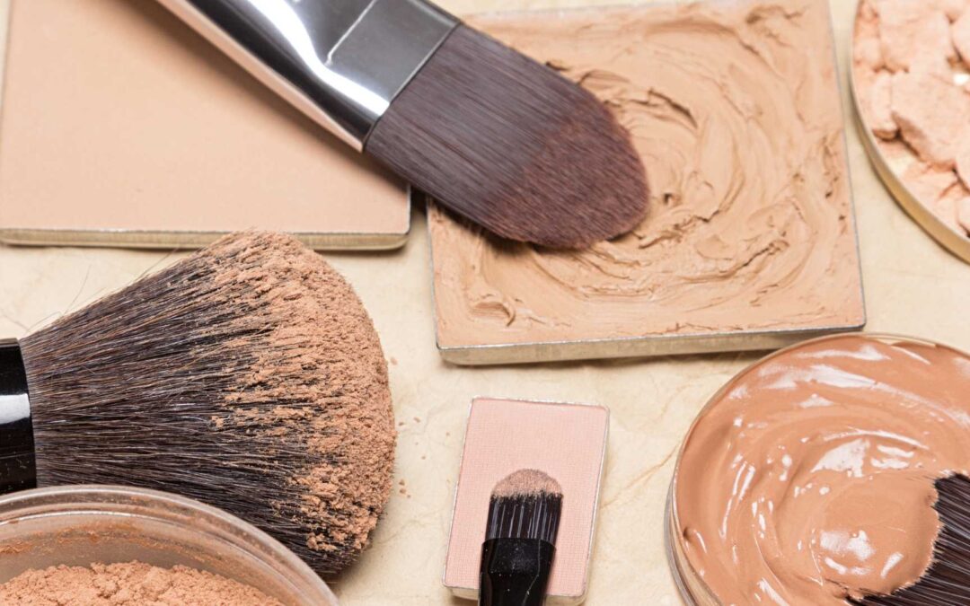 Astuces maquillage pour un teint parfait : Les techniques de contouring et d’highlighting avec MAC, Fenty Beauty, etc.