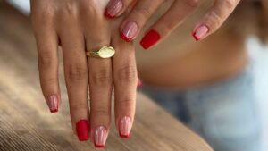 Ongles manucurés d'une femme