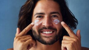 Homme qui s'hydrate la peau