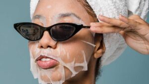 Femme avec un masque en tissue sur la tête