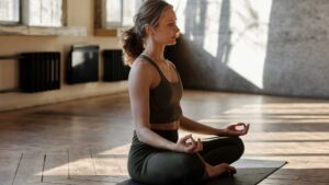 Femme qui fait du yoga