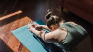 Femme qui fait du yoga
