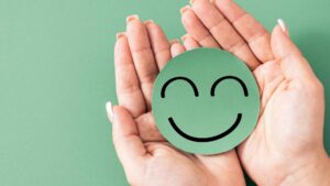 Petit sourire entre les mains d'une personne