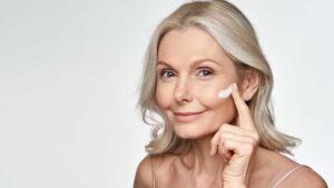 Femme avec une crème anti-âge