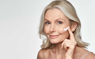 Astuces anti-âge : Les gestes simples pour préserver la jeunesse de votre peau avec Estée Lauder, Clarins, etc.