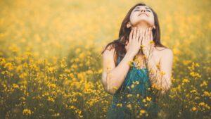 Femme qui exprime sa gratitude