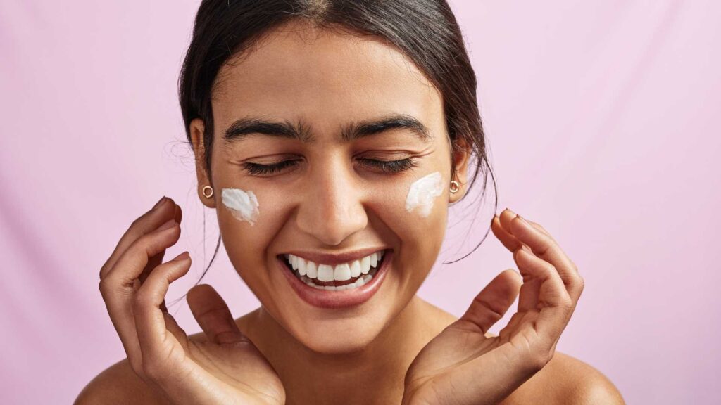 Femme avec de la crème sur la peau