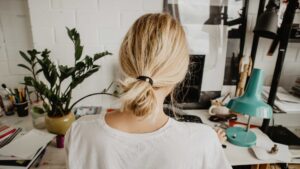 Femme devant son ordinateur