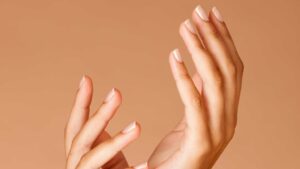 Femme avec des ongles en bonne santé