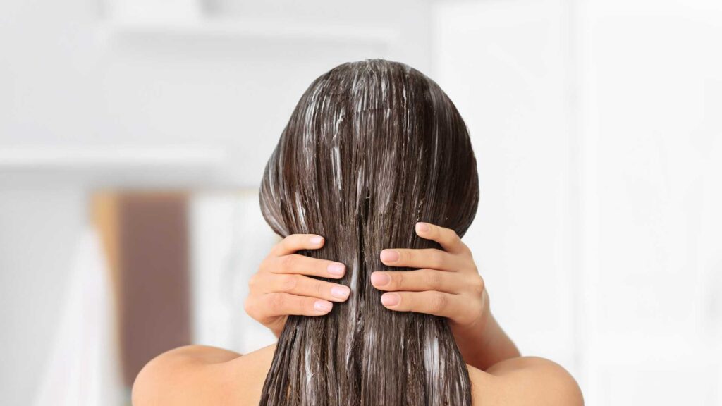 Femme avec un masque capillaire