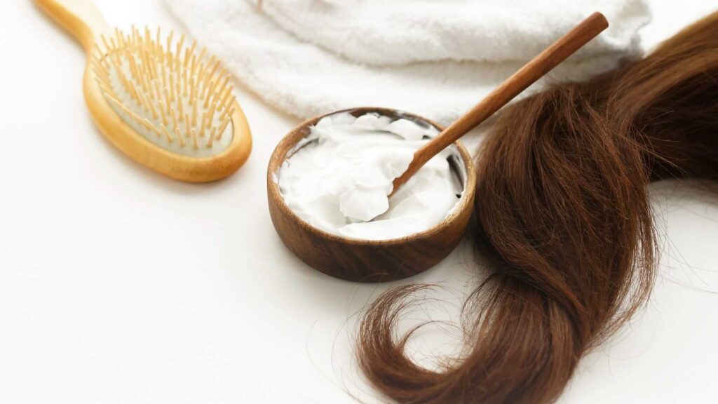 Femme avec un masque capillaire