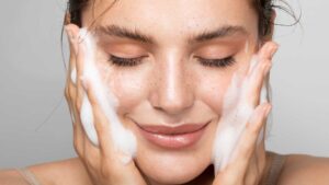 Femme qui se lave la peau