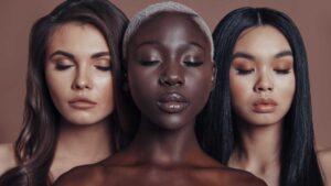 Femmes avec le teint glowy