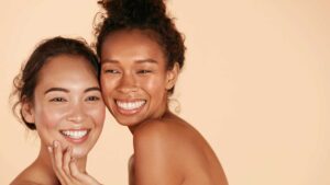 Deux femmes avec le teint glowy