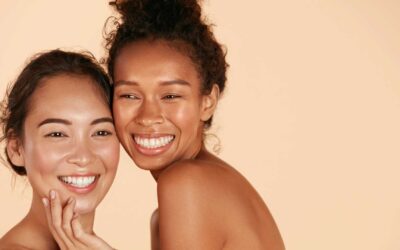 Les secrets d’un teint glowy : Les produits illuminateurs et les techniques de maquillage pour un éclat naturel avec Becca, Hourglass, etc.