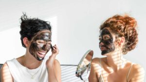 Femmes qui fait un masque au charbon