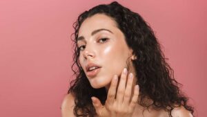 Femme avec une peau éclatante