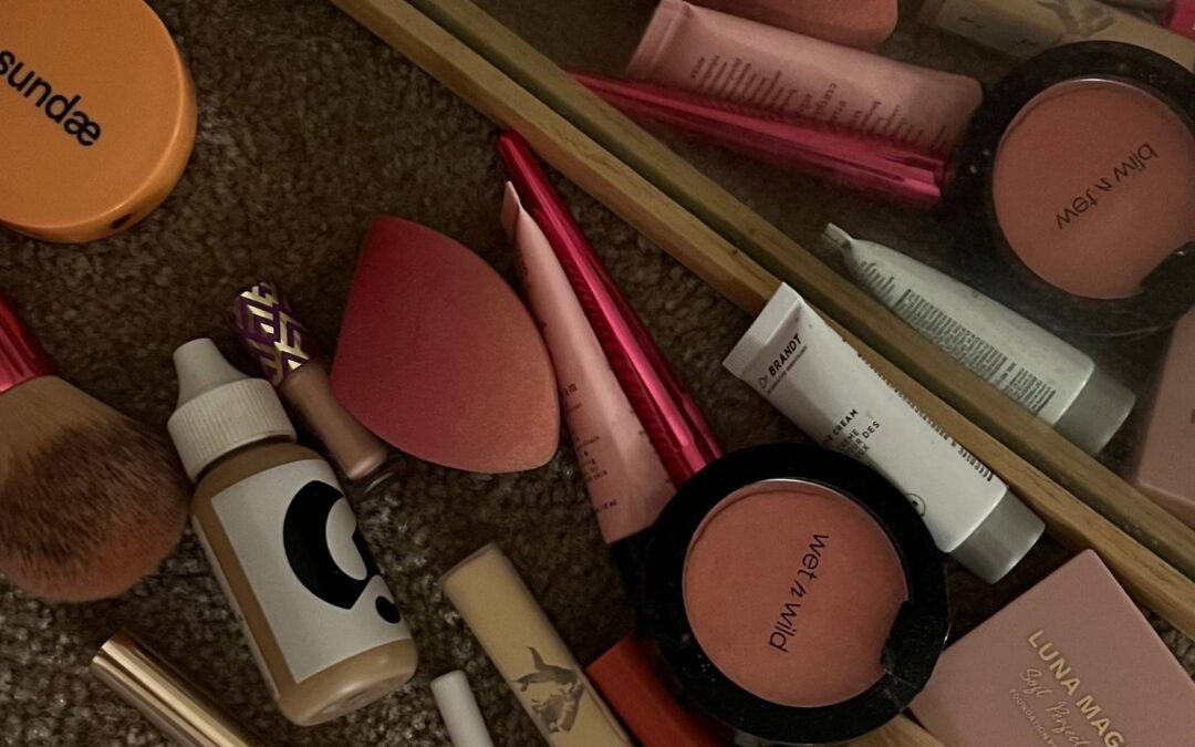 Les tendances maquillage à adopter cette saison : Les looks et les produits incontournables avec Huda Beauty, ColourPop, etc.